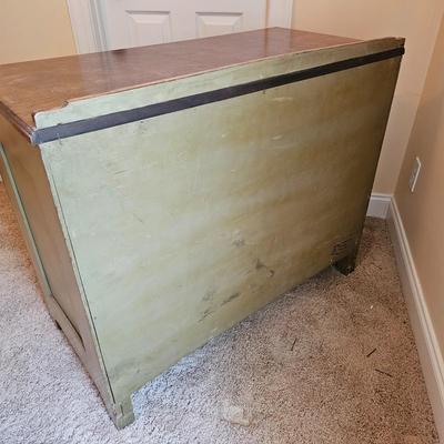 Vintage Hand-Painted Three Drawer Dresser w/Mirror. (UGB2-JS)