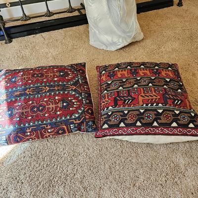 Assortment of Throw Pillows (UGB2-JS)