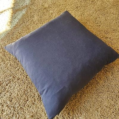 Assortment of Throw Pillows (UGB2-JS)