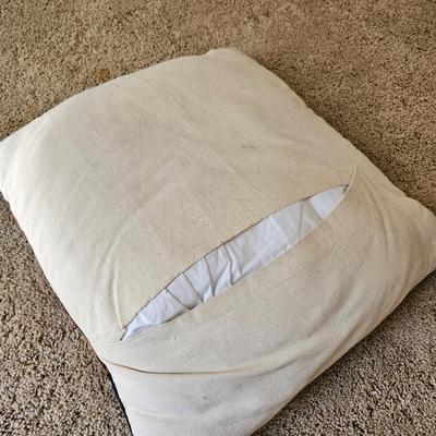 Assortment of Throw Pillows (UGB2-JS)