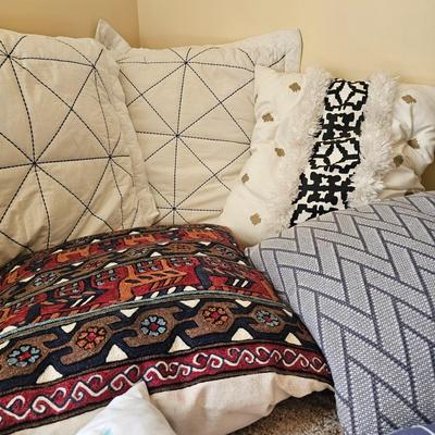 Assortment of Throw Pillows (UGB2-JS)