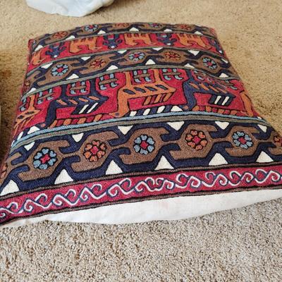 Assortment of Throw Pillows (UGB2-JS)