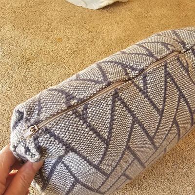 Assortment of Throw Pillows (UGB2-JS)