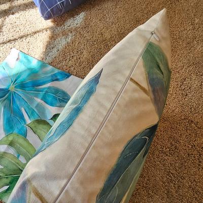 Assortment of Throw Pillows (UGB2-JS)