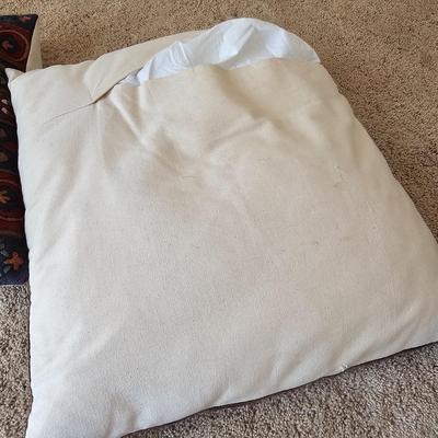 Assortment of Throw Pillows (UGB2-JS)