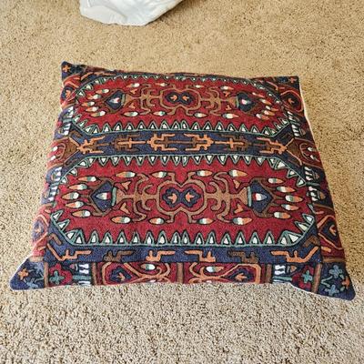 Assortment of Throw Pillows (UGB2-JS)
