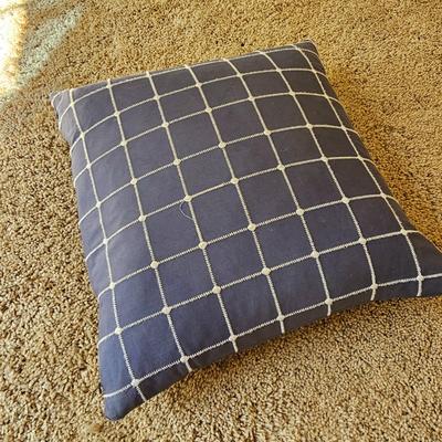 Assortment of Throw Pillows (UGB2-JS)