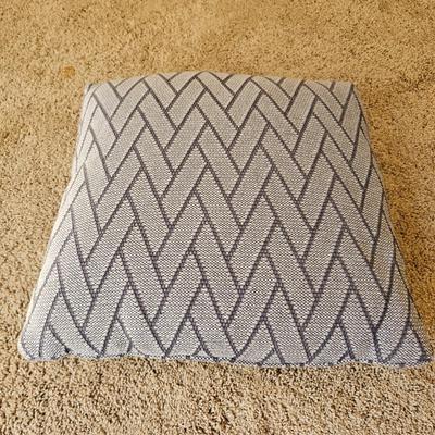 Assortment of Throw Pillows (UGB2-JS)