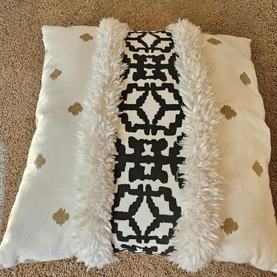 Assortment of Throw Pillows (UGB2-JS)