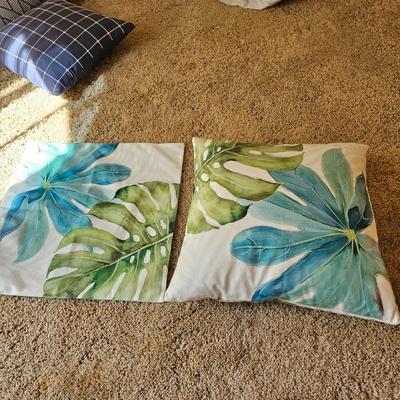 Assortment of Throw Pillows (UGB2-JS)