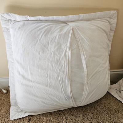 Assortment of Throw Pillows (UGB2-JS)