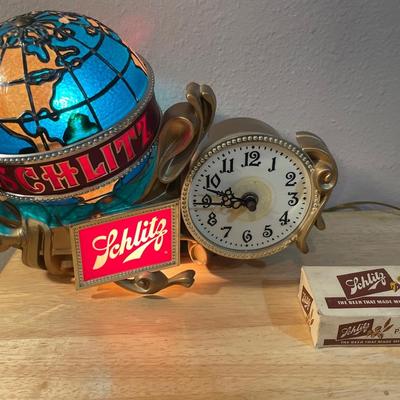 Vintage Schlitz lighted globe clock