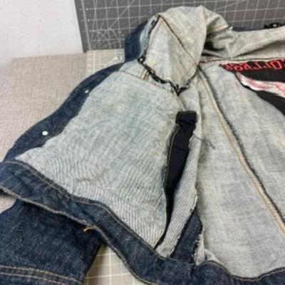 Sale Photo Thumbnail #618: This stylish denim jacket features Casper College Rodeo embroidery and a durable design, ideal for casual or western wear.

• Button-Up Front Closure
• Dual Chest Pockets With Button Flap
• Side Welt Pockets
• Embroidered Casper College Rodeo Logo