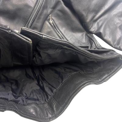 Sale Photo Thumbnail #635: This Wilsons leather motorcycle jacket offers a classic biker look with its durable leather fabric and Thinsulate insulation. Its cropped design and multiple zippered pockets add style and functionality, making it suitable for cool weather rides.

• Zip