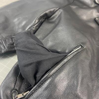 Sale Photo Thumbnail #633: This Wilsons leather motorcycle jacket offers a classic biker look with its durable leather fabric and Thinsulate insulation. Its cropped design and multiple zippered pockets add style and functionality, making it suitable for cool weather rides.

• Zip