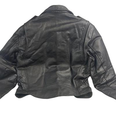 Sale Photo Thumbnail #624: This Wilsons leather motorcycle jacket offers a classic biker look with its durable leather fabric and Thinsulate insulation. Its cropped design and multiple zippered pockets add style and functionality, making it suitable for cool weather rides.

• Zip