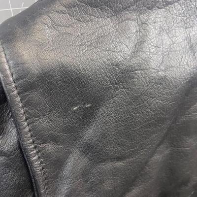 Sale Photo Thumbnail #630: This Wilsons leather motorcycle jacket offers a classic biker look with its durable leather fabric and Thinsulate insulation. Its cropped design and multiple zippered pockets add style and functionality, making it suitable for cool weather rides.

• Zip