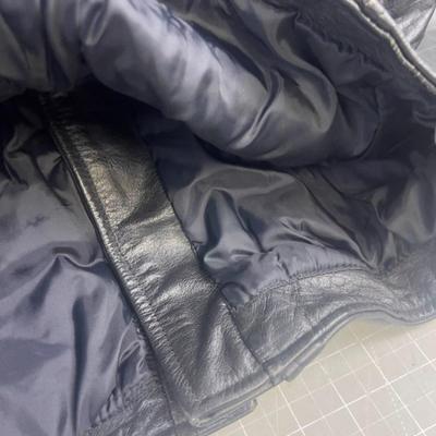 Sale Photo Thumbnail #631: This Wilsons leather motorcycle jacket offers a classic biker look with its durable leather fabric and Thinsulate insulation. Its cropped design and multiple zippered pockets add style and functionality, making it suitable for cool weather rides.

• Zip