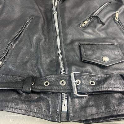 Sale Photo Thumbnail #626: This Wilsons leather motorcycle jacket offers a classic biker look with its durable leather fabric and Thinsulate insulation. Its cropped design and multiple zippered pockets add style and functionality, making it suitable for cool weather rides.

• Zip