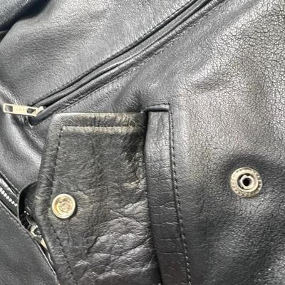 Sale Photo Thumbnail #632: This Wilsons leather motorcycle jacket offers a classic biker look with its durable leather fabric and Thinsulate insulation. Its cropped design and multiple zippered pockets add style and functionality, making it suitable for cool weather rides.

• Zip