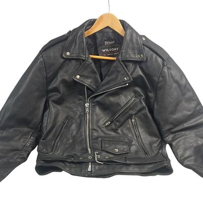 Sale Photo Thumbnail #623: This Wilsons leather motorcycle jacket offers a classic biker look with its durable leather fabric and Thinsulate insulation. Its cropped design and multiple zippered pockets add style and functionality, making it suitable for cool weather rides.

• Zip