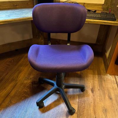GAMING COMPUTER W/WIN 10, GAMING CHAIR, GEAR HEAD SPEAKERS, MOUSE AND KEYBOARD