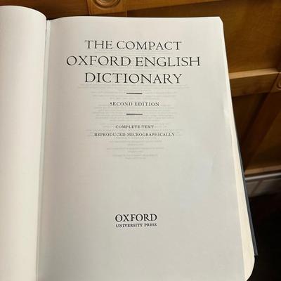 WOOD PODIUM WITH A LARGE OXFORD ENGLISH DICTIONARY
