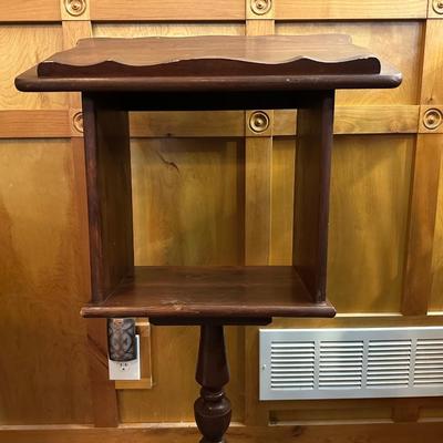 WOOD PODIUM WITH A LARGE OXFORD ENGLISH DICTIONARY
