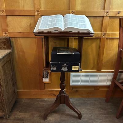 WOOD PODIUM WITH A LARGE OXFORD ENGLISH DICTIONARY