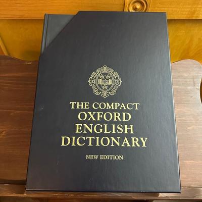 WOOD PODIUM WITH A LARGE OXFORD ENGLISH DICTIONARY