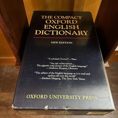 WOOD PODIUM WITH A LARGE OXFORD ENGLISH DICTIONARY