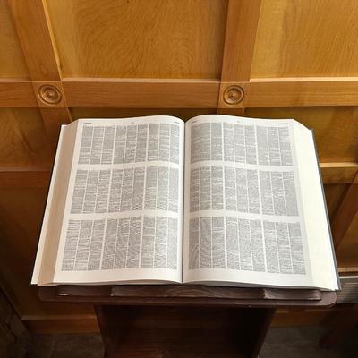 WOOD PODIUM WITH A LARGE OXFORD ENGLISH DICTIONARY