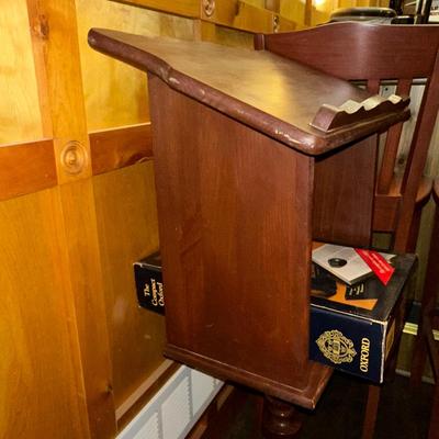 WOOD PODIUM WITH A LARGE OXFORD ENGLISH DICTIONARY