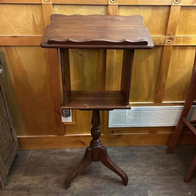 WOOD PODIUM WITH A LARGE OXFORD ENGLISH DICTIONARY