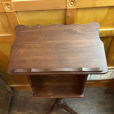 WOOD PODIUM WITH A LARGE OXFORD ENGLISH DICTIONARY