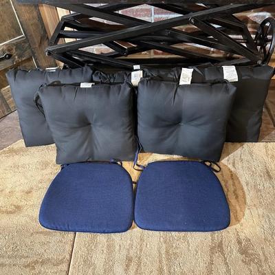 THROW PILLOWS AND SEAT CUSHIONS