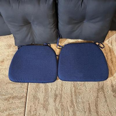 THROW PILLOWS AND SEAT CUSHIONS