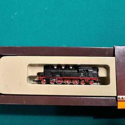 MARKLIN MINI ENGINE AND TRAIN CARS