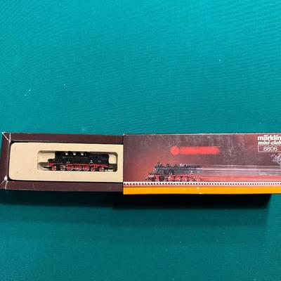 MARKLIN MINI ENGINE AND TRAIN CARS
