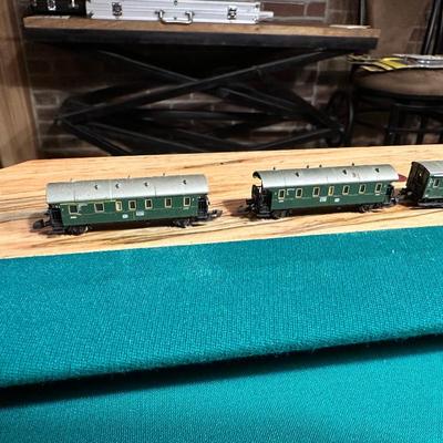 MARKLIN MINI ENGINE AND TRAIN CARS