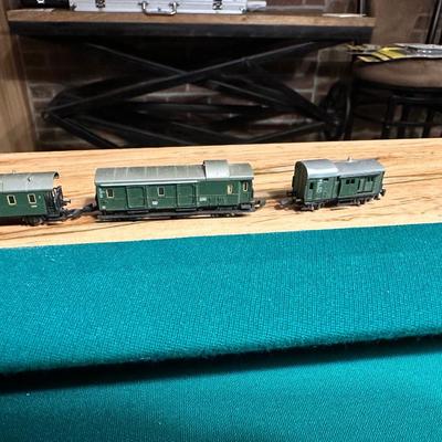 MARKLIN MINI ENGINE AND TRAIN CARS