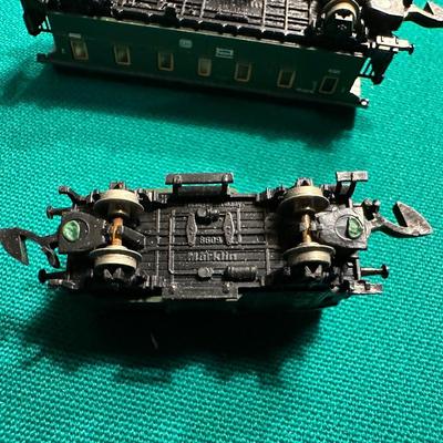 MARKLIN MINI ENGINE AND TRAIN CARS