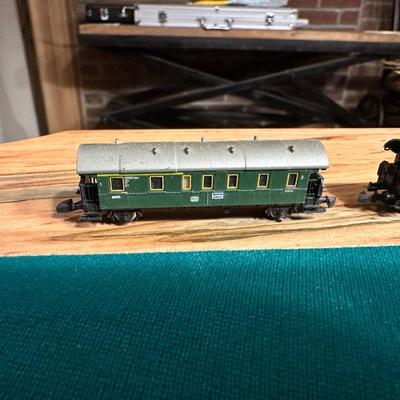 MARKLIN MINI ENGINE AND TRAIN CARS