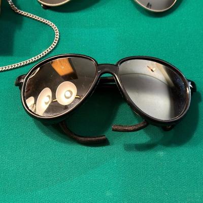 HAMPDEN WATCH CO POCKET WATCH AND 2 GLASSES