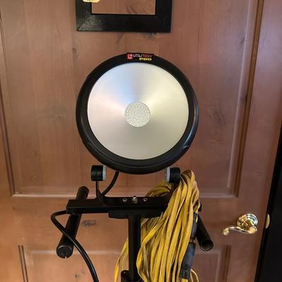 LED SPOTLIGHT WITH EXTENSION CORD AND STAND