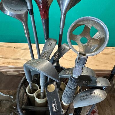 SET OF GOLF CLUBS, BUDWEISER BAG, GOLF BALLS AND DOLLY