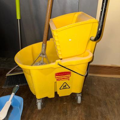 COMMERCIAL MOP BUCKET, MOP, WASTE CAN AND BROOM