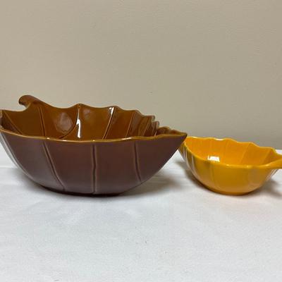 Ceramic leaf-shaped serving bowls