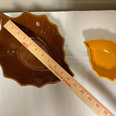 Ceramic leaf-shaped serving bowls