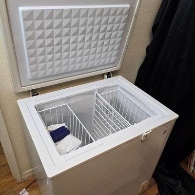 Wonderful working GE® 5.0 Cu. Ft. Manual Defrost Chest Freezer - Nice Clean unit! Just in time for hunting season!